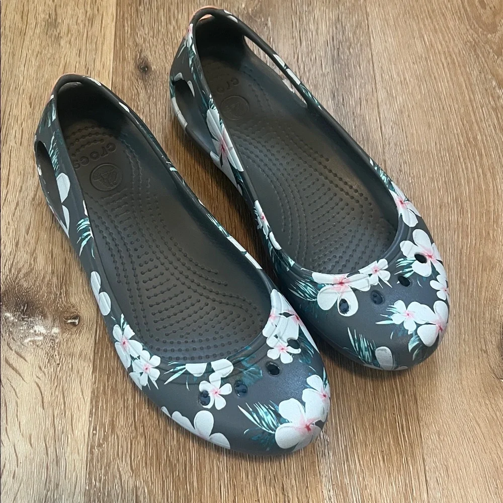 Crocs Kadee Seasonal Grey Floral Ballet Flats Size 6